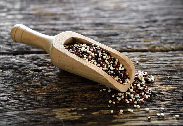 Sementes de quinoa em colher na madeira