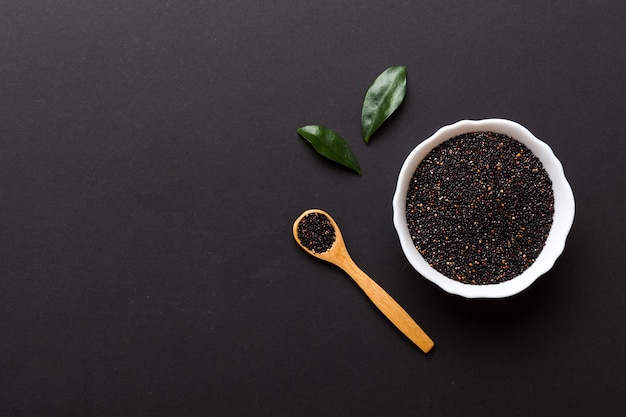 sementes de quinoa em tigela e colher em fundo colorido kinwa saudável em tigela pequena superalimento saudável