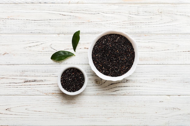 Sementes de quinoa em tigela sobre fundo colorido kinwa saudável em tigela pequena superalimento saudável