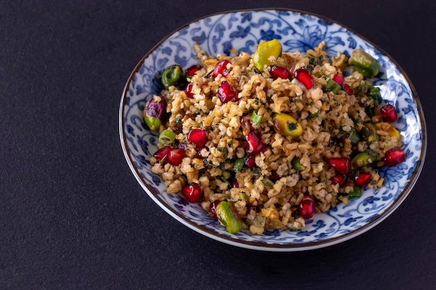 Foto sementes de romã freekeh e salada saudável de pistache árabe cozinha tradicional africana e árabe copiar espaço conceito de superalimento