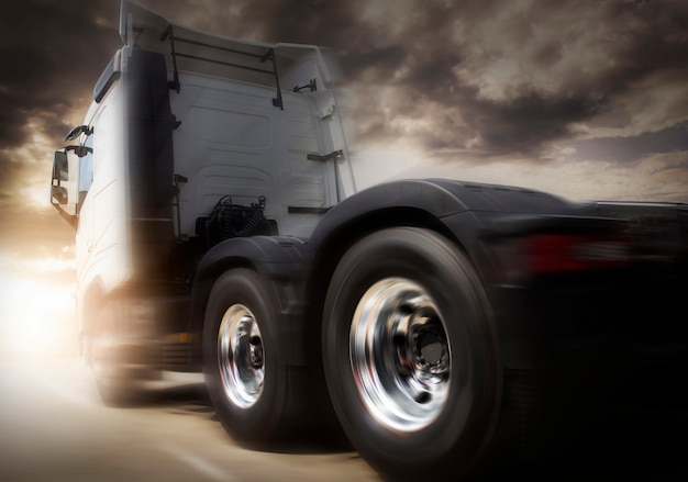 Foto semi caminhão dirigindo na estrada no sunset sky road transporte e logística de caminhões de carga