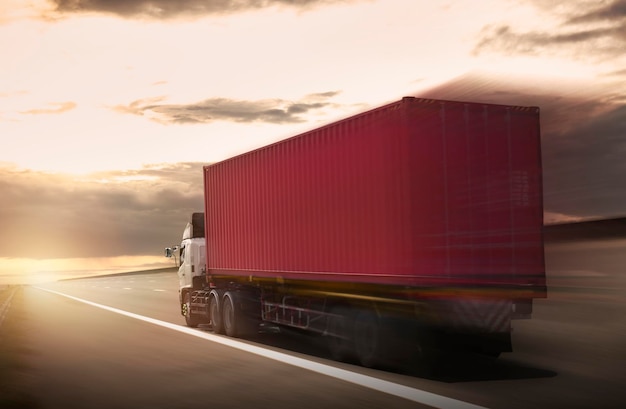 Semi Trailer Truck Fahren auf der Straße mit dem Sunset Sky Shipping Freight Truck Logistic Transport