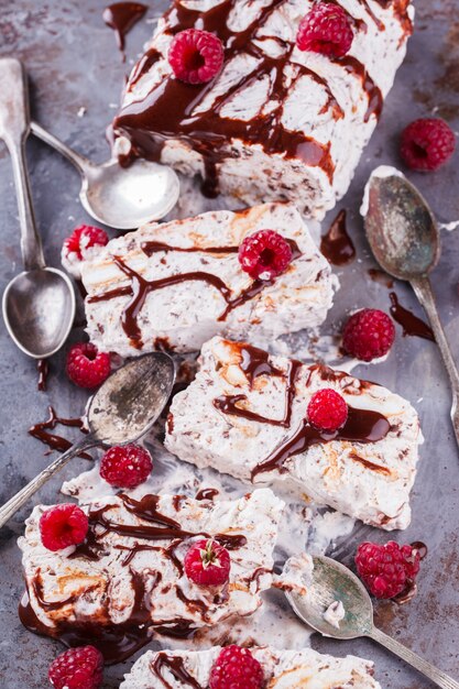 Semifreddo com merengue, framboesas e chocolate