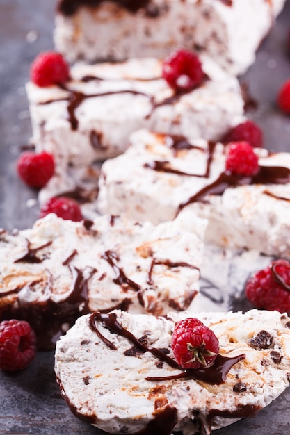 Semifreddo mit Baiser, Himbeeren