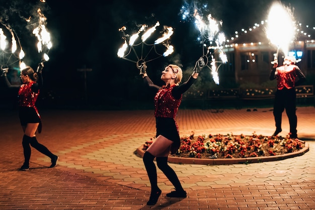 SEMIGORYE, IVANOVO OBLAST, Rusia - 26 de junio de 2018: espectáculo de fuego. Las bailarinas hacen girar antorchas de fuego.