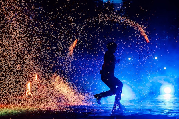 SEMIGORYE RÚSSIA 17 DE JUNHO DE 2022 Espectáculo de fogo à noite no evento do festival Mulher com tochas cintilantes organiza uma performance pirotécnica