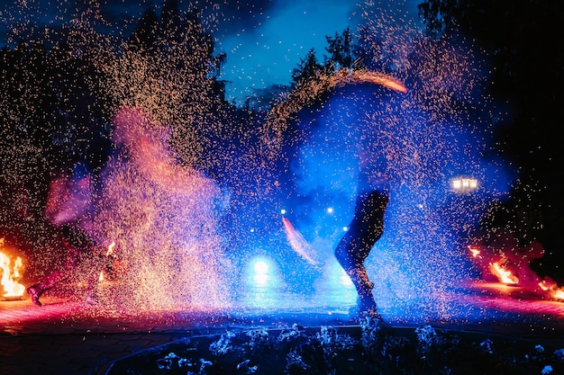 SEMIGORYE RUSIA 17 DE JUNIO DE 2022 Espectáculo de fuego con chispas por la noche en un evento festivo