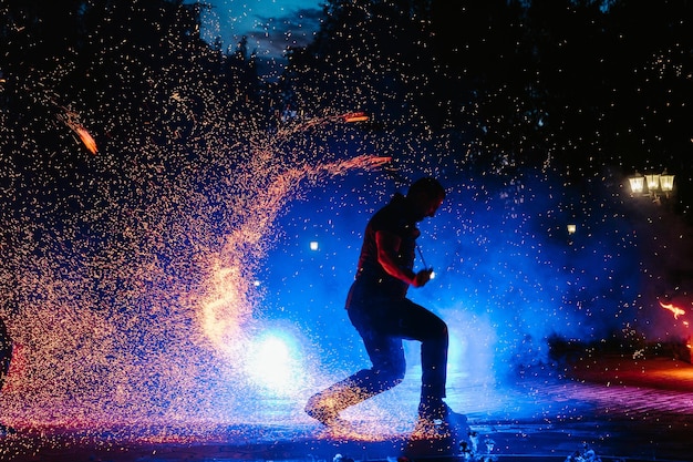 SEMIGORYE RUSIA 17 DE JUNIO DE 2022 Espectáculo de fuego con chispas por la noche en un evento festivo