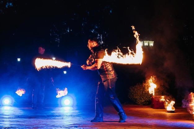 Semigorye rússia 17 de junho de 2022 espectáculo de fogo à noite no evento do festival homem com tochas organiza uma performance pirotécnica