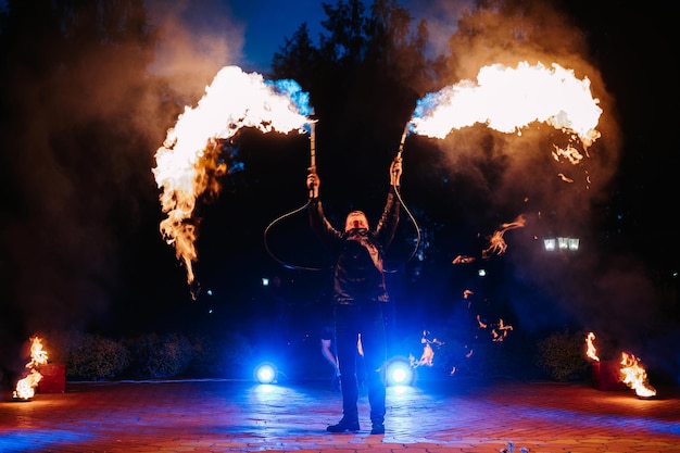 SEMIGORYE RUSSLAND 17. JUNI 2022 Feuershow nachts bei Festivalveranstaltung Mann mit Fackeln arrangiert eine pyrotechnische Aufführung
