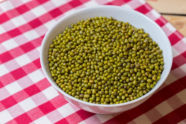 Semilla de judías verdes en la mesa.