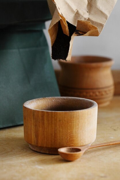 Semillas de amapola para cocinar en la mesa de madera