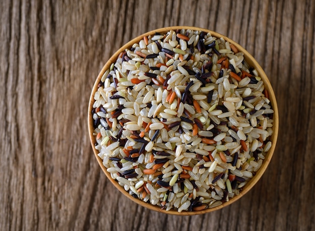 Semillas de arroz integral en un tazón. Vista superior.