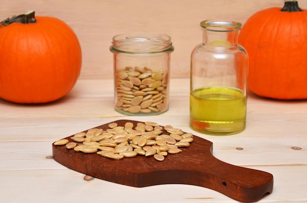 Semillas de calabaza y aceite de semilla de calabaza uno al lado del otro