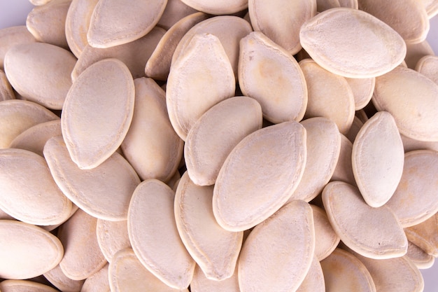 Semillas de calabaza aisladas sobre fondo blanco.