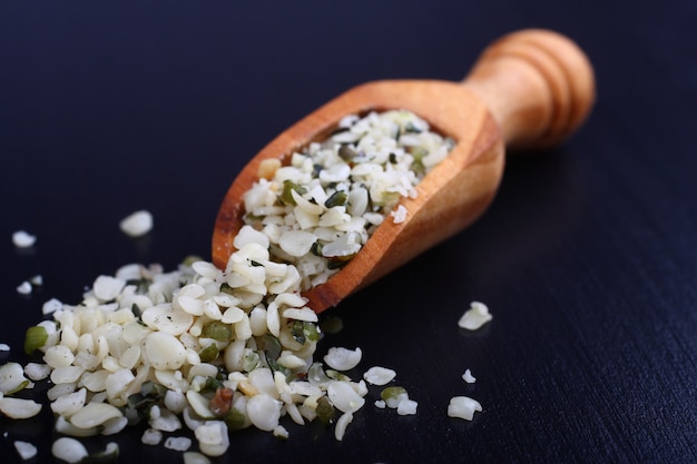 Semillas de cáñamo descascaradas en cucharadas de madera, uno de los superalimentos.