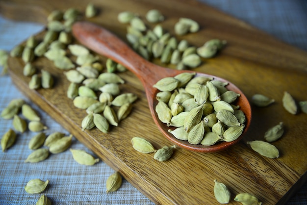 Semillas de cardamomo en cuchara de madera