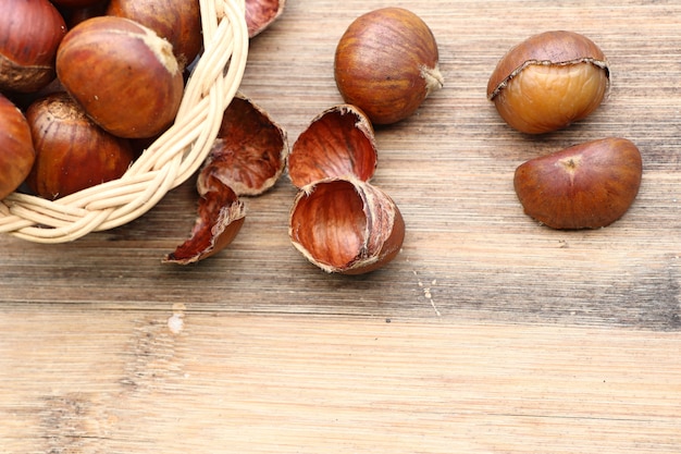 Semillas de castañas sobre madera