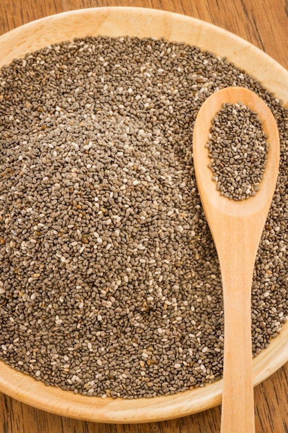 Semillas de chia nutritivas en una placa de madera