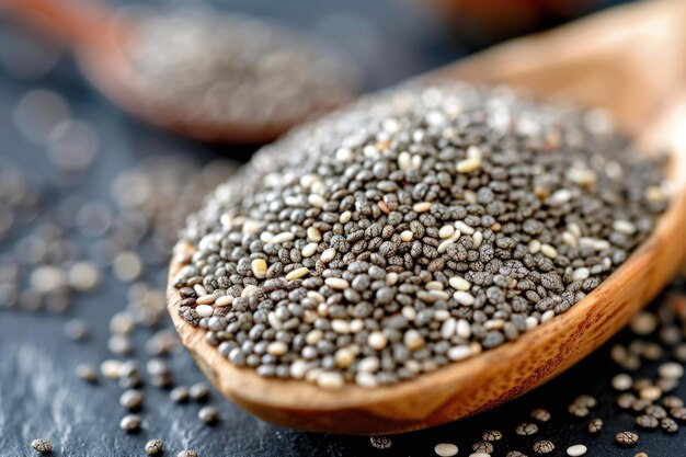 Semillas de chia saludables en una cuchara de madera en la mesa cerca horizontalmente