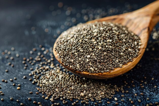 Semillas de chia saludables en una cuchara de madera en la mesa cerca horizontalmente