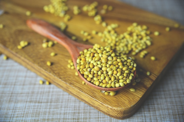 Semillas de cilantro en una cuchara de madera