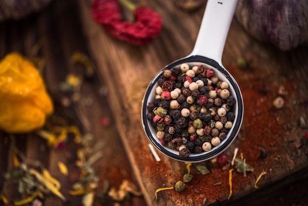 Foto semillas enteras de pimiento en una cuchara