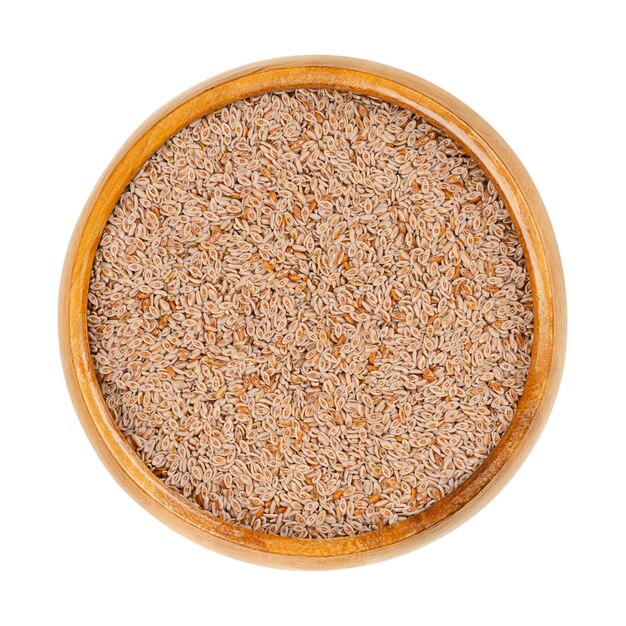 Semillas enteras de psyllium en un cuenco de madera