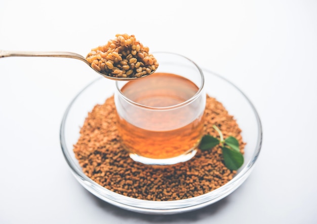 Las semillas de fenogreco o Methi Dana beben remojándolas en agua durante la noche. útil en la pérdida de peso, la digestión y el tratamiento del azúcar en sangre