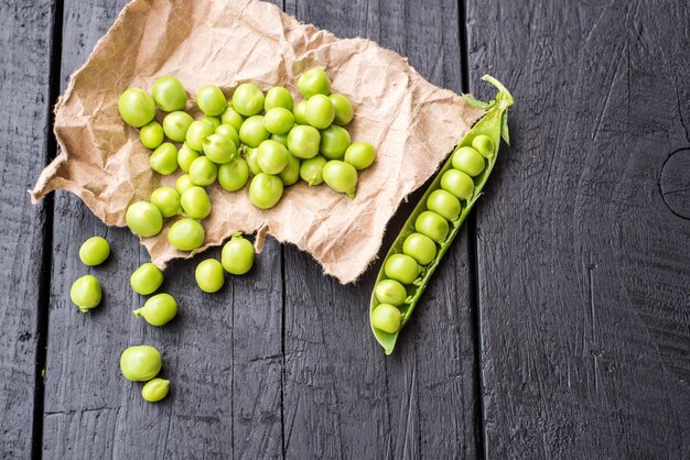 Semillas de guisantes sobre fondo de madera