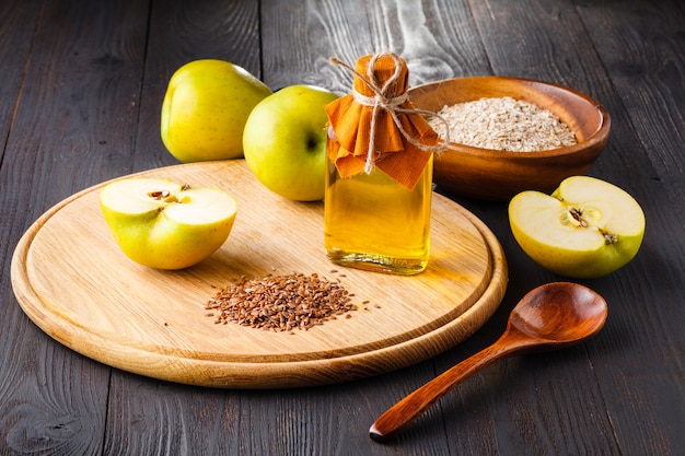 Semillas de lino y aceite en mesa de madera