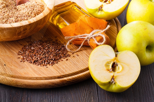 Semillas de lino y aceite en mesa de madera