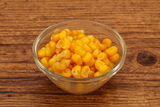 Semillas de maíz dulce en el bol