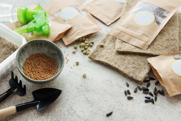 Semillas de microvegetales en bolsas de papel y equipo para sembrar microvegetales