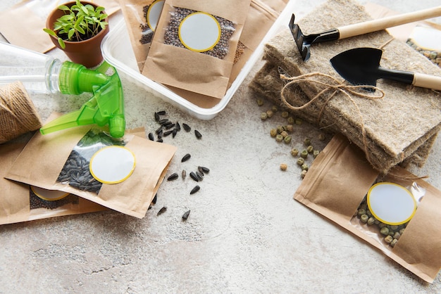 Foto semillas de microvegetales en bolsas de papel y equipo para sembrar microvegetales