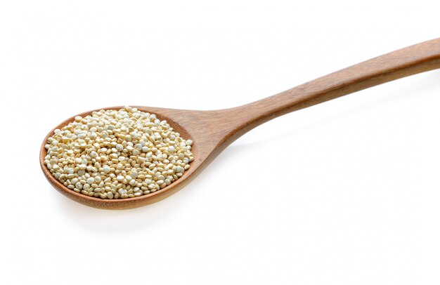 Semillas orgánicas de la quinoa (quinoa de Chenopodium) aisladas en blanco.