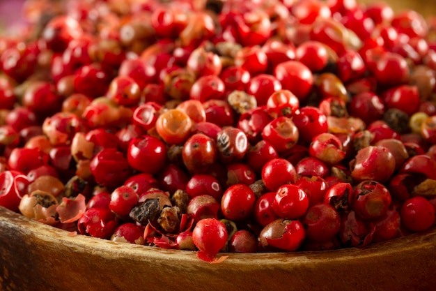 Semillas de pimienta roja en placa de madera