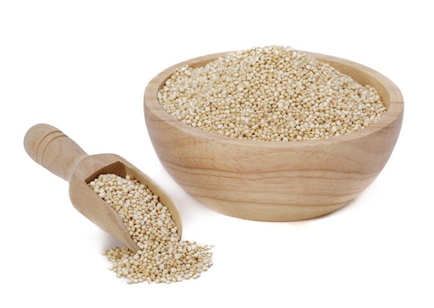 Semillas de quinoa blancas saludables aisladas sobre un fondo blanco Hábitos alimenticios saludables y concepto de dieta equilibrada