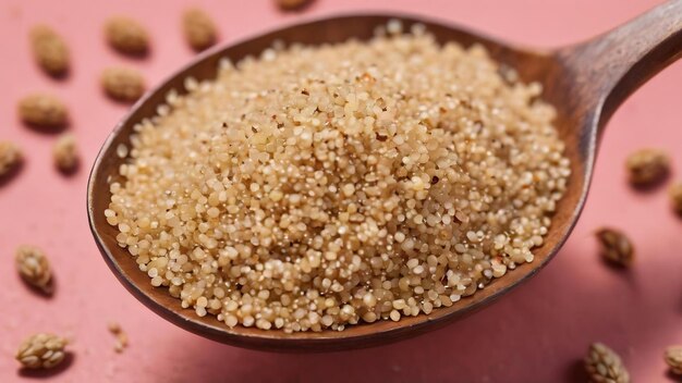 Semillas de quinoa en cuchara sobre un fondo coloreado kinwa saludable en cuchara pequeña súper alimento saludable