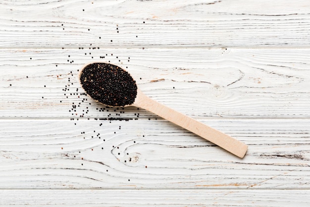 Foto semillas de quinoa en cuchara sobre fondo coloreado kinwa saludable en cuchara pequeña superalimento saludable.