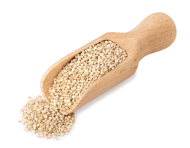 semillas de quinoa en cucharas de madera aisladas sobre un fondo blanco