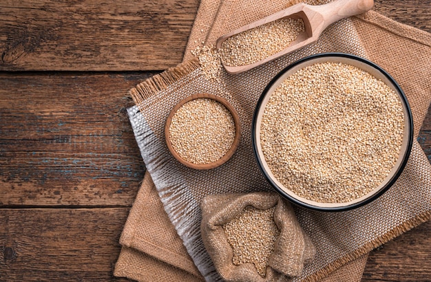 Semillas de quinua blanca saludable sobre un fondo de madera marrón natural Espacio de copia de vista superior