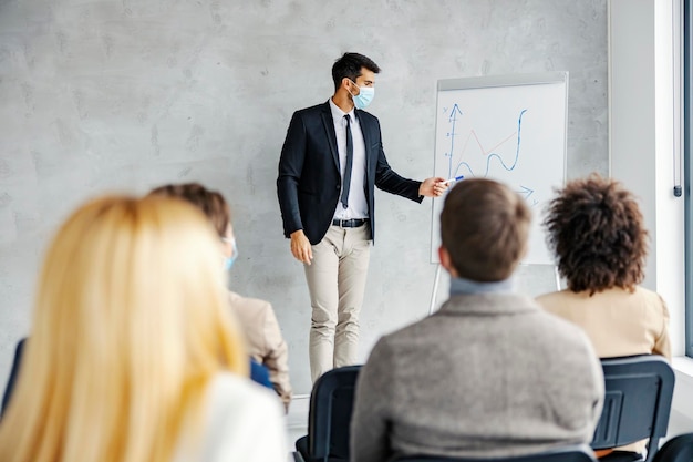 Seminário de apresentação do economista e educação Um jovem economista tendo discurso