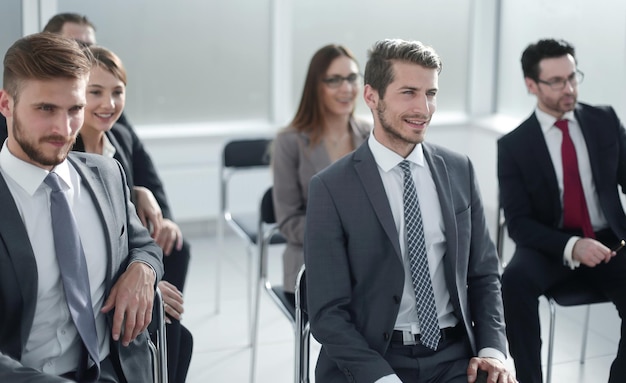 Seminario de negocios para oyentes sentado en la sala de conferencias negocios y educación