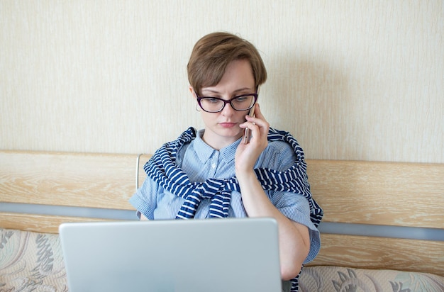 Foto seminario web a distancia enseñanza en línea desde el concepto de hogar joven mujer de negocios llamando a hablar en el teléfono inteligente