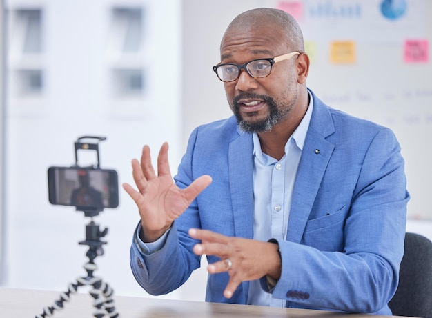 Seminario web de negocios de teléfonos inteligentes y hombre negro hablando de capacitación y taller en línea Red de comunicación y seminario de registro de influencia empresarial para estrategia de éxito y liderazgo