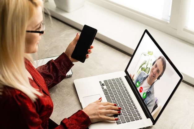 Seminario web de trabajo de videoconferencia en línea en casa.