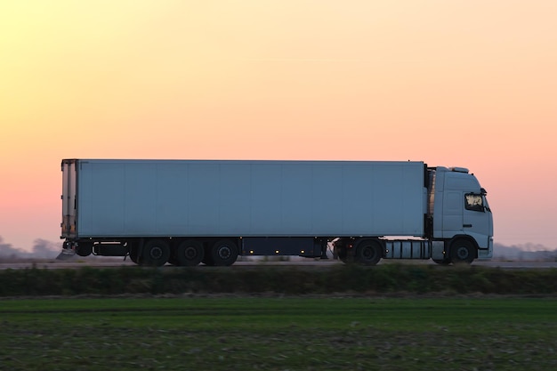 Semirremolque con remolque de carga que conduce por carretera que transporta mercancías por la noche Concepto de logística y transporte de entrega