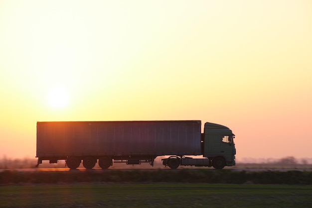 Semitruck com reboque de carga dirigindo na rodovia transportando mercadorias à noite Conceito de transporte e logística de entrega