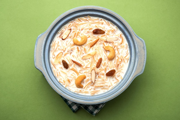 Semiya payasam o shewai o sewai Khir o seviyan Kheer es un dulce indio elaborado con fideos, leche, ghee, azúcar o azúcar moreno, pasas y nueces.